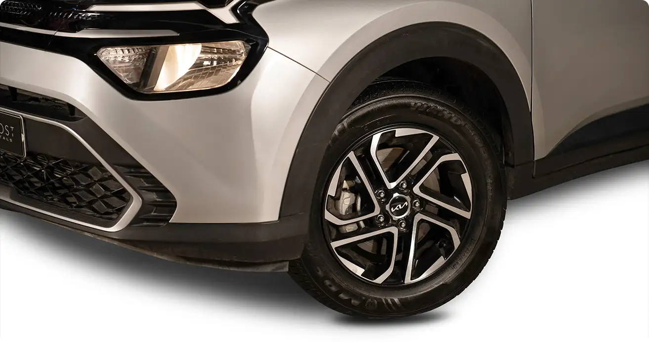 7-seater car rental Dubai: Kia Carens with comfortable seating for seven