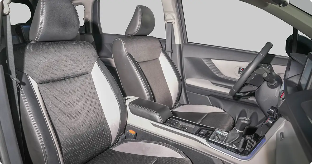 Weekly Veloz hire in Dubai — ideal for extended family trips